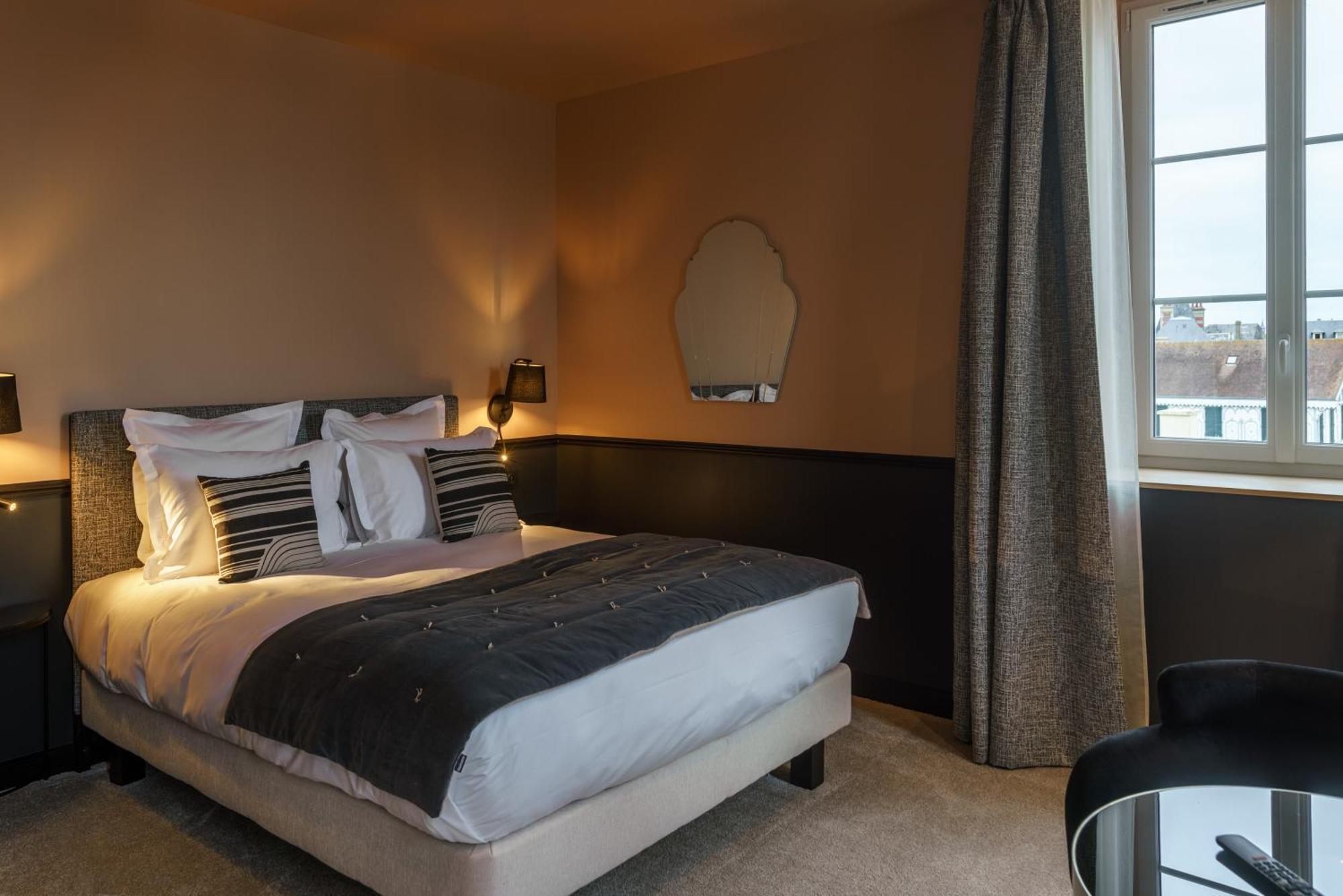Hotel De La Plage Lion-sur-Mer Eksteriør billede